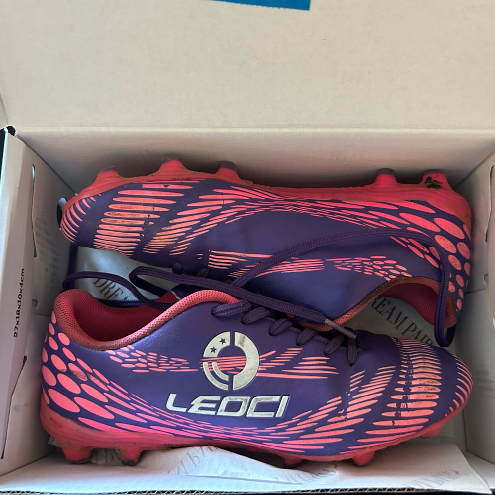Girl soccer cleats, Big kid US size 4